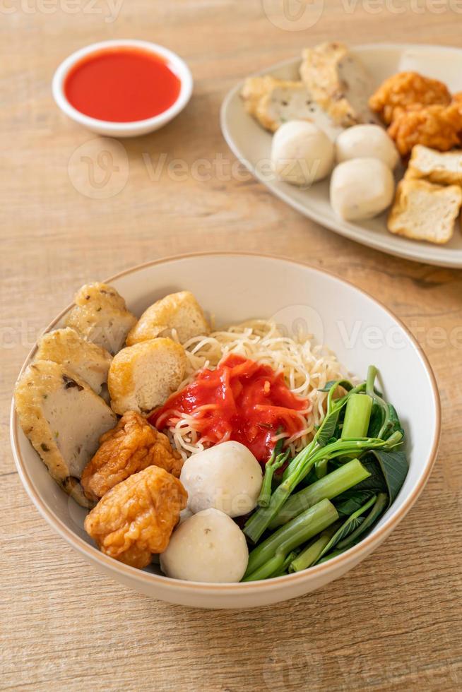 nouilles aux œufs avec boulettes de poisson et boulettes de crevettes à la sauce rose, yen ta four ou yen ta fo - style cuisine asiatique photo