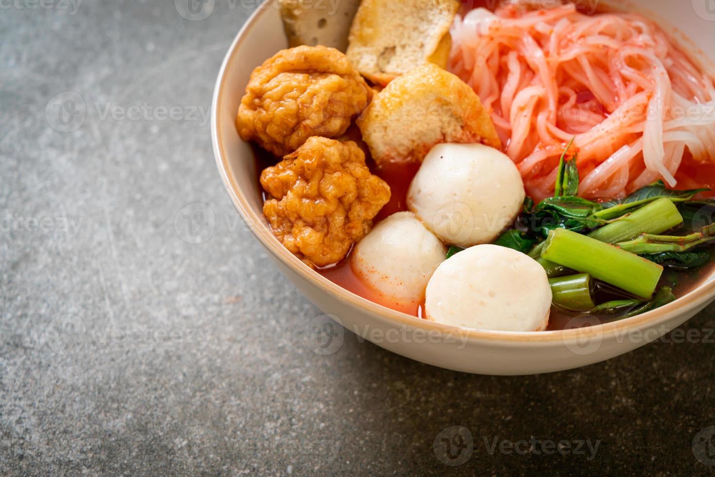 petites nouilles de riz plates avec boulettes de poisson et boulettes de crevettes dans une soupe rose, yen ta four ou yen ta fo - style cuisine asiatique photo