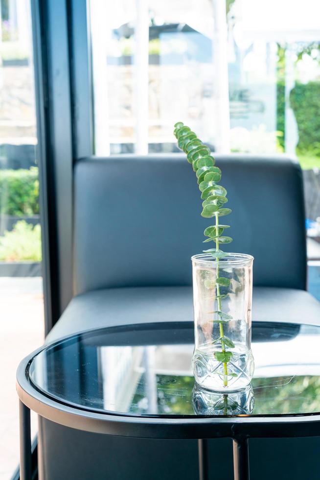 plante dans la décoration de vase sur la table dans le salon photo