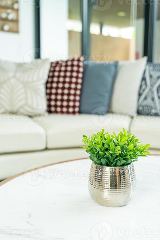 plante dans la décoration de vase sur la table dans le salon photo