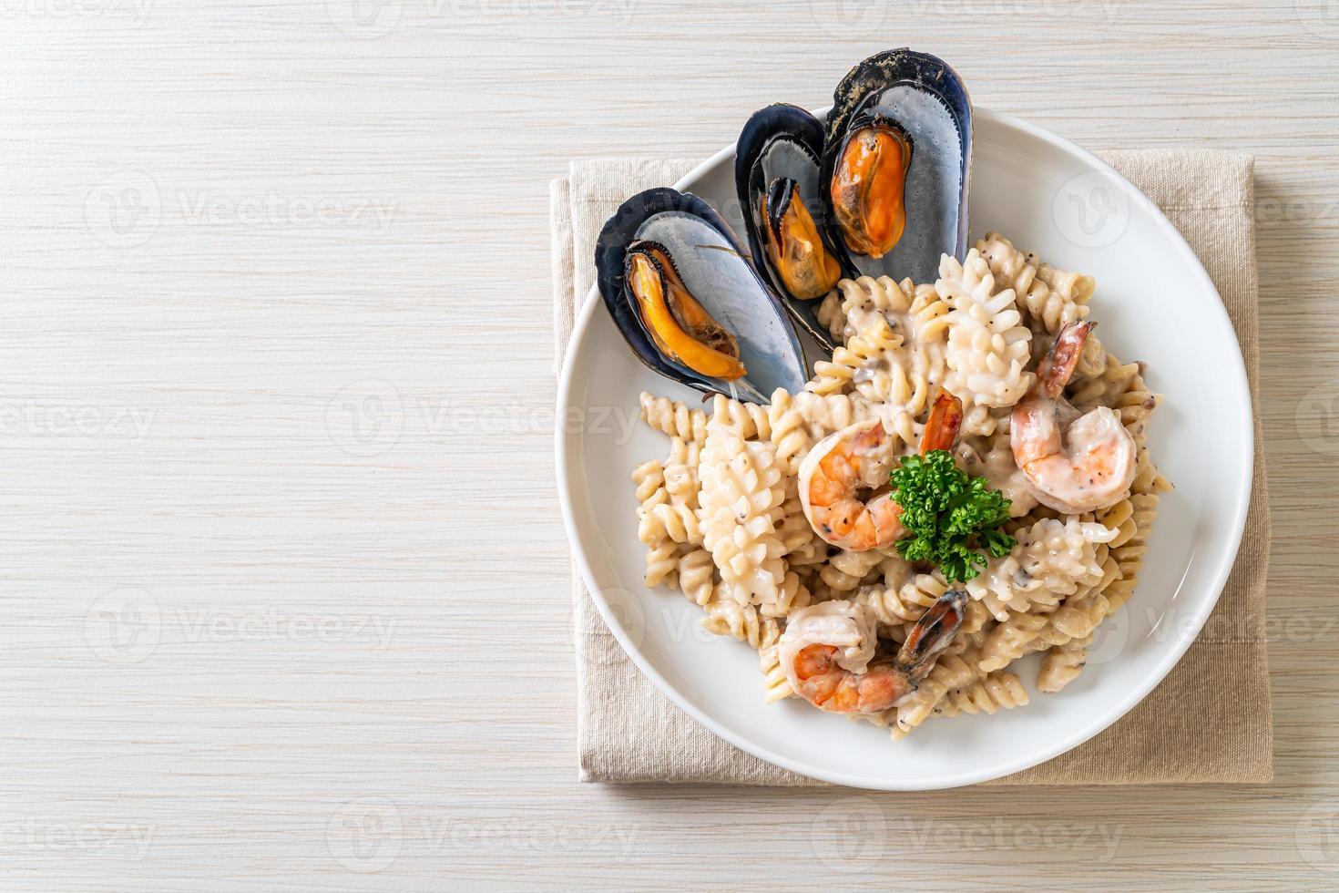 sauce crème aux champignons pâtes en spirale aux fruits de mer - style cuisine italienne photo