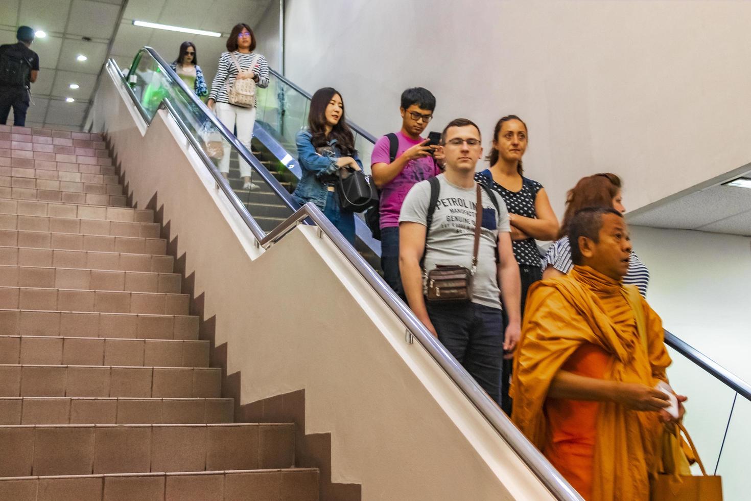 Passagers et moines à l'aéroport de Bangkok Suvarnabhumi, Thaïlande, 2018 photo