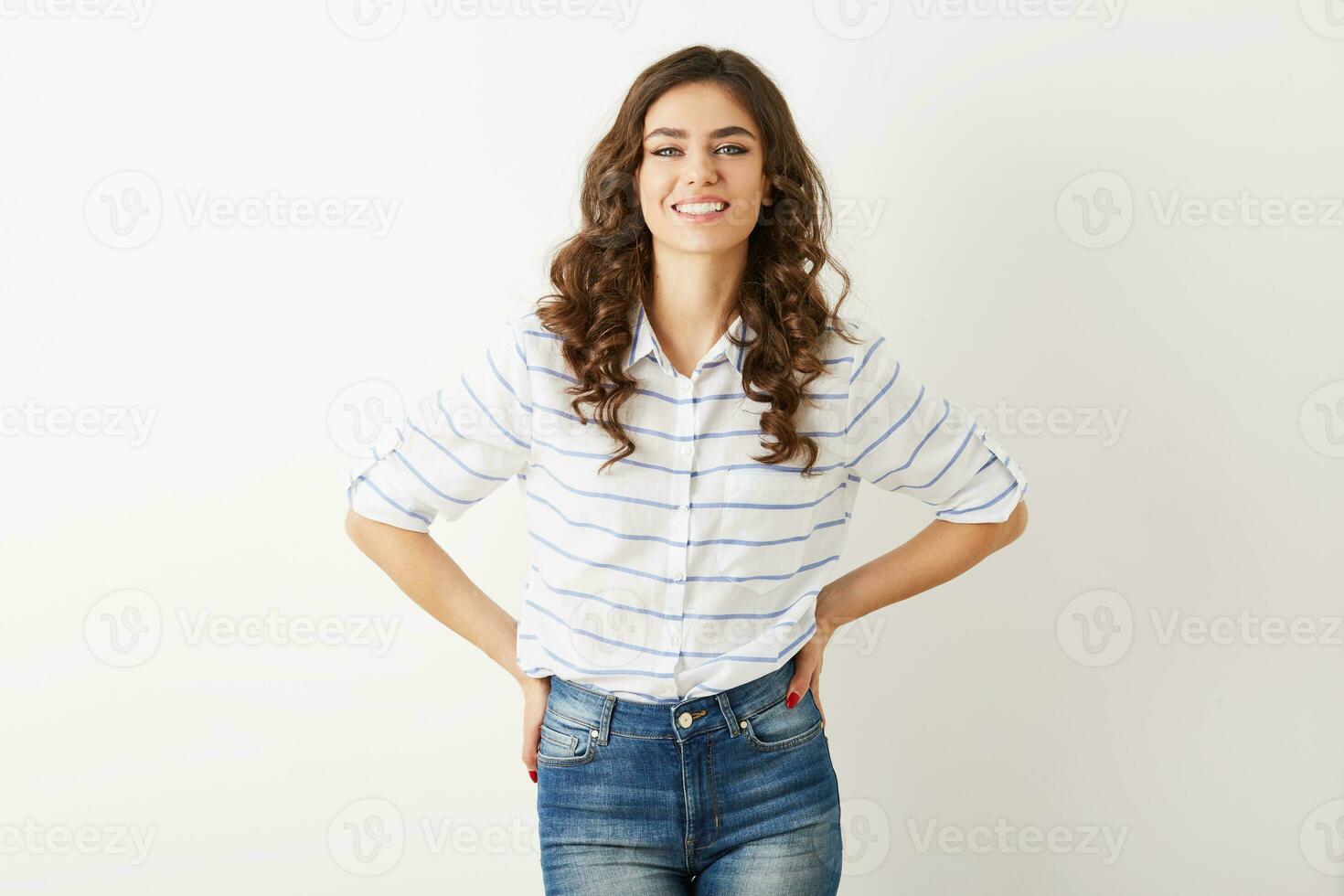 jolie Jeune femme avec Candide sourire, branché style, habillé dans jeans, chemise, isolé sur blanc arrière-plan, frisé cheveux photo