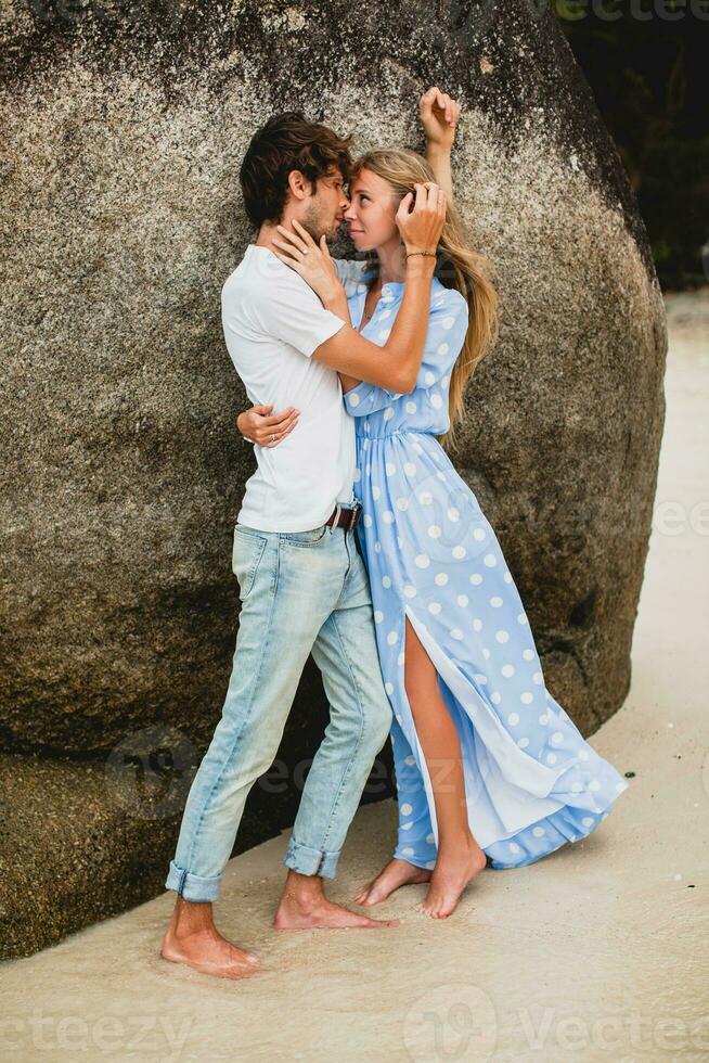 Jeune élégant branché couple dans l'amour sur tropical plage photo