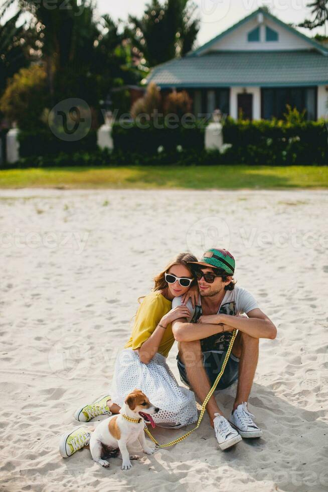 Jeune élégant branché couple dans l'amour en jouant chien photo