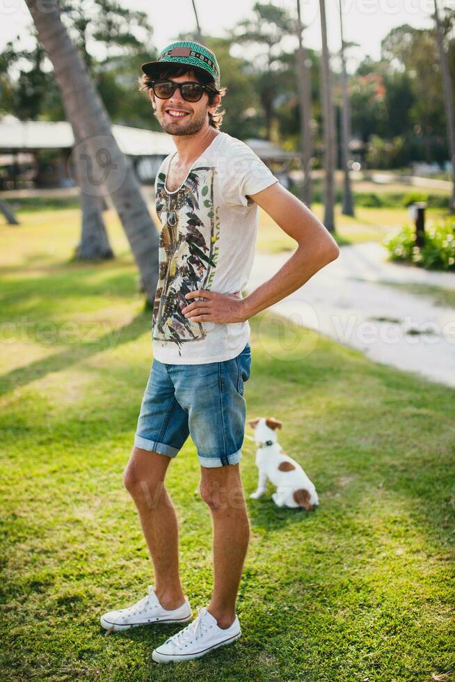 Jeune élégant branché homme en marchant en jouant chien chiot jack Russell photo