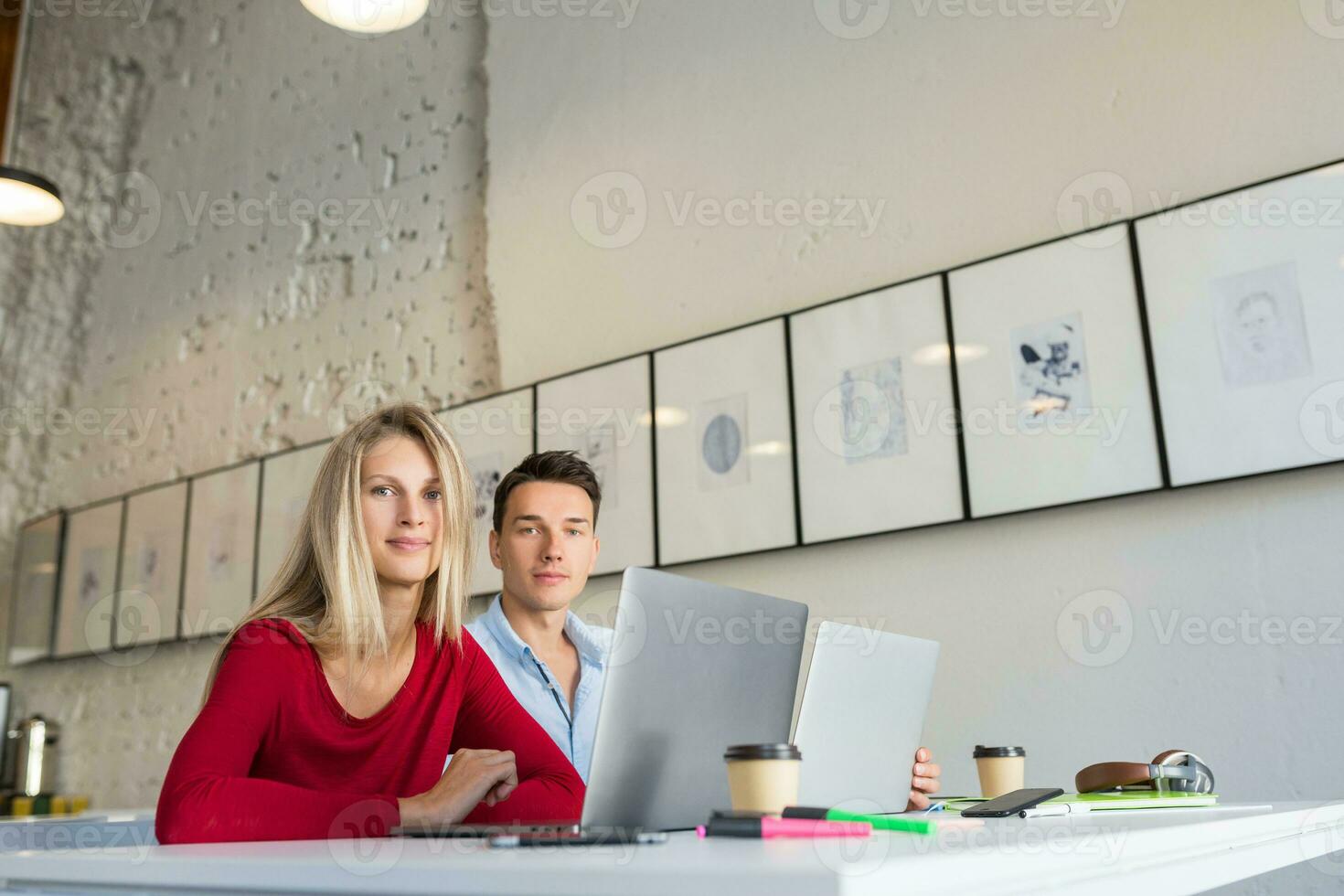 Jeune homme et femme travail sur portable dans ouvert espace cotravail Bureau chambre, occupé pigistes photo