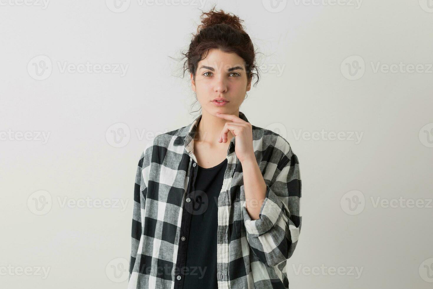 portrait de Jeune branché jolie femme dans à carreaux chemise photo