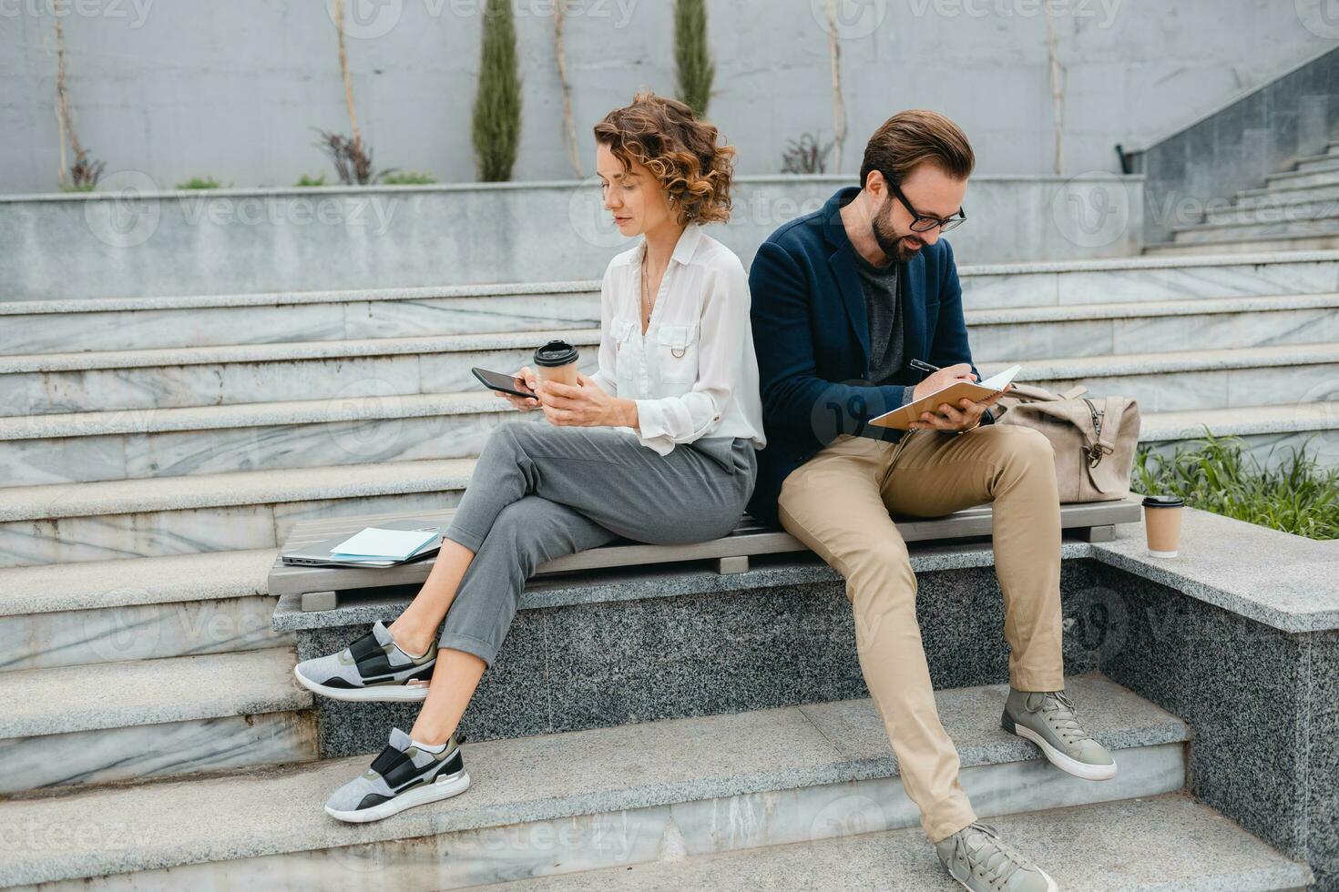 homme et femme travail ensemble dans parc photo