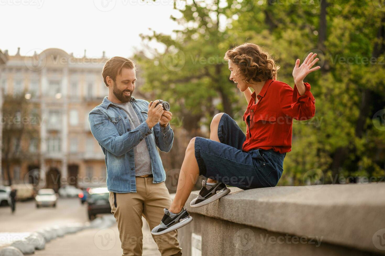 homme et femme sur romantique vacances en marchant ensemble photo