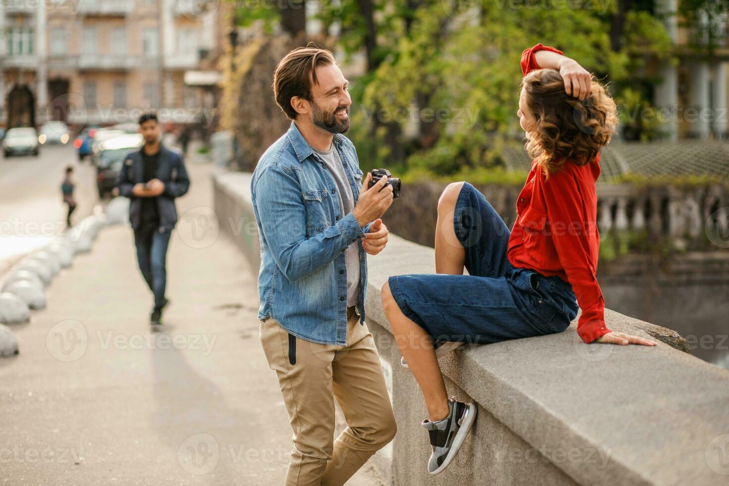 homme et femme sur romantique vacances en marchant ensemble photo