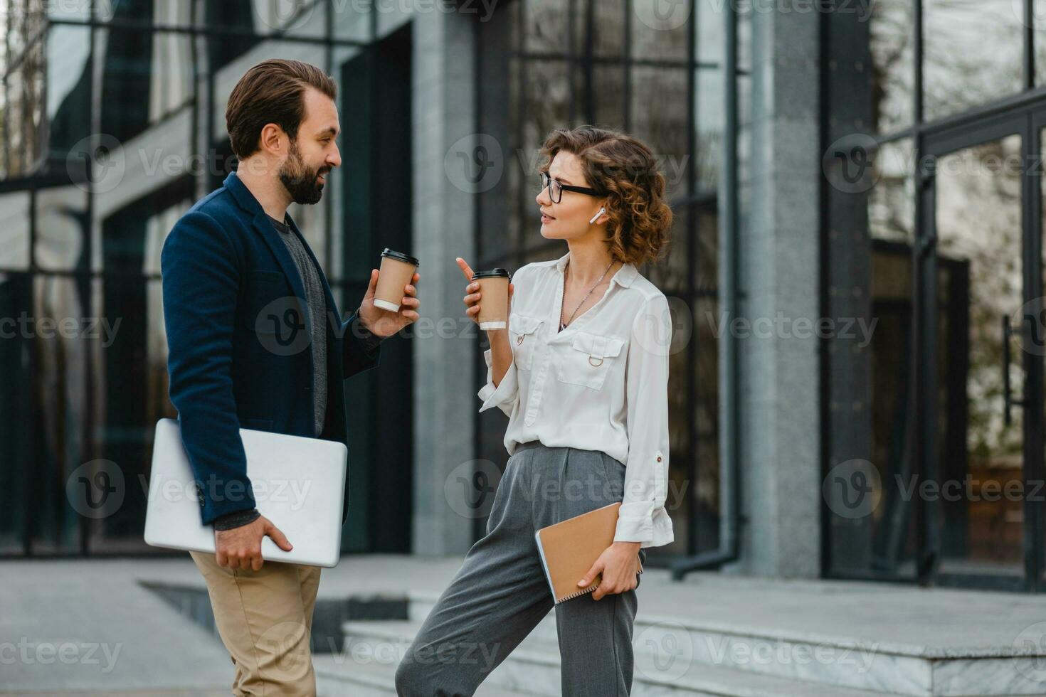 homme et femme affaires les partenaires travail ensemble dans parc photo