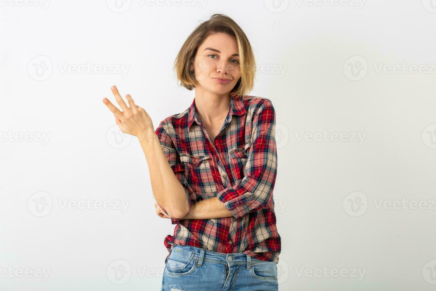 Jeune émotif femme dans à carreaux chemise photo