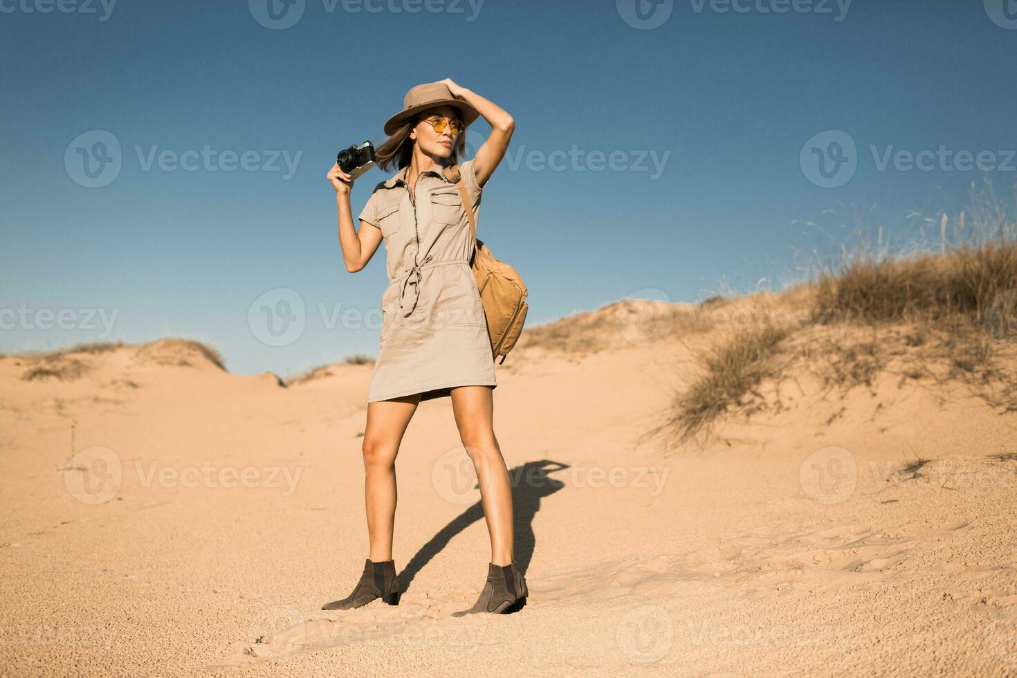 femme dans désert en marchant sur safari photo