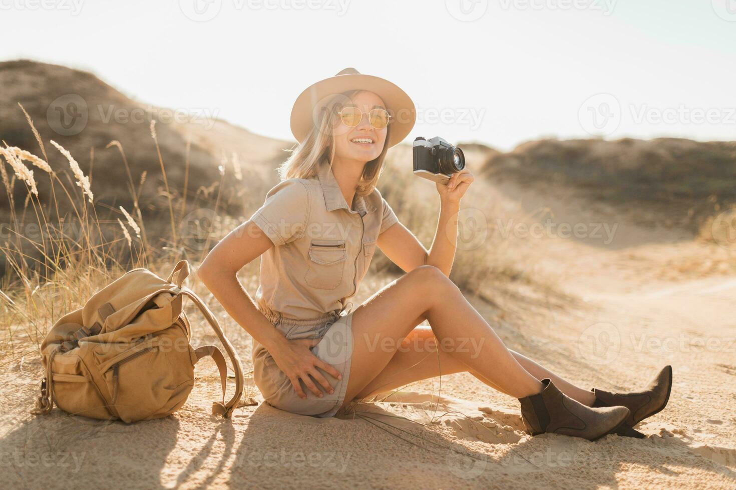 femme dans désert en marchant sur safari photo