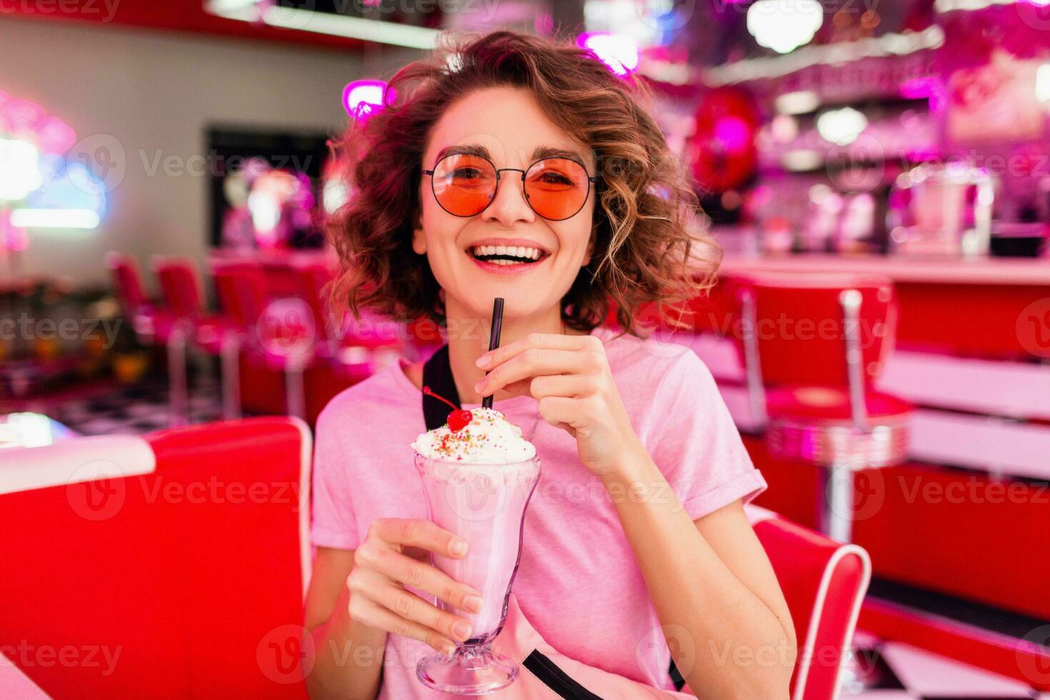 élégant souriant femme dans rétro ancien café photo