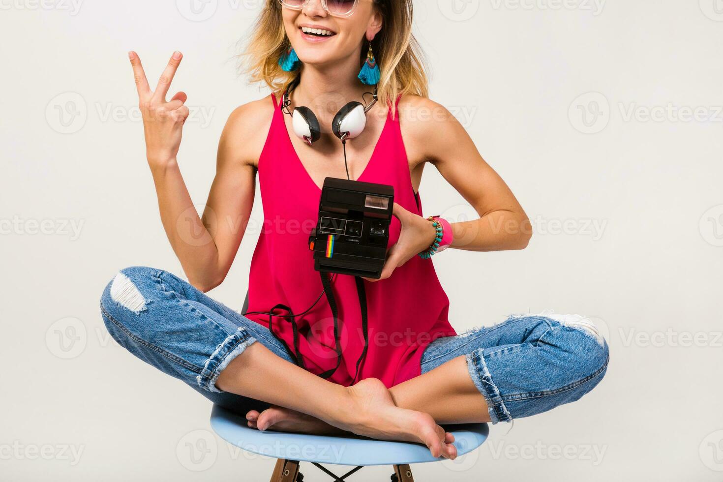 Jeune branché magnifique femme séance sur chaise photo