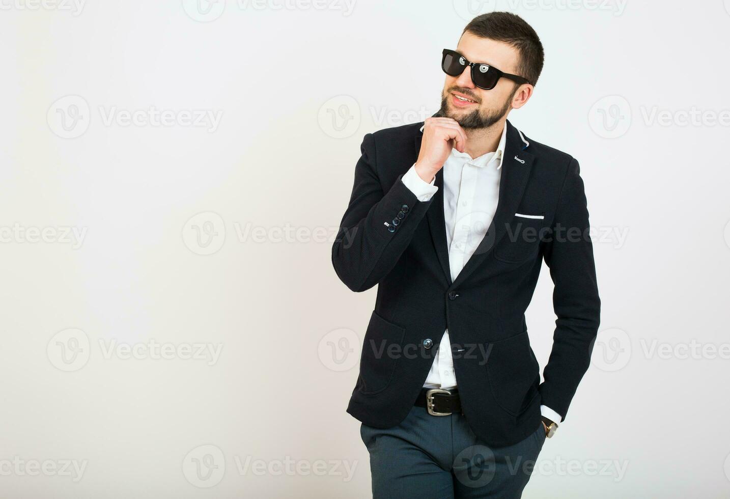 Jeune Beau élégant branché homme dans noir veste travail à Bureau tableau, affaires style photo