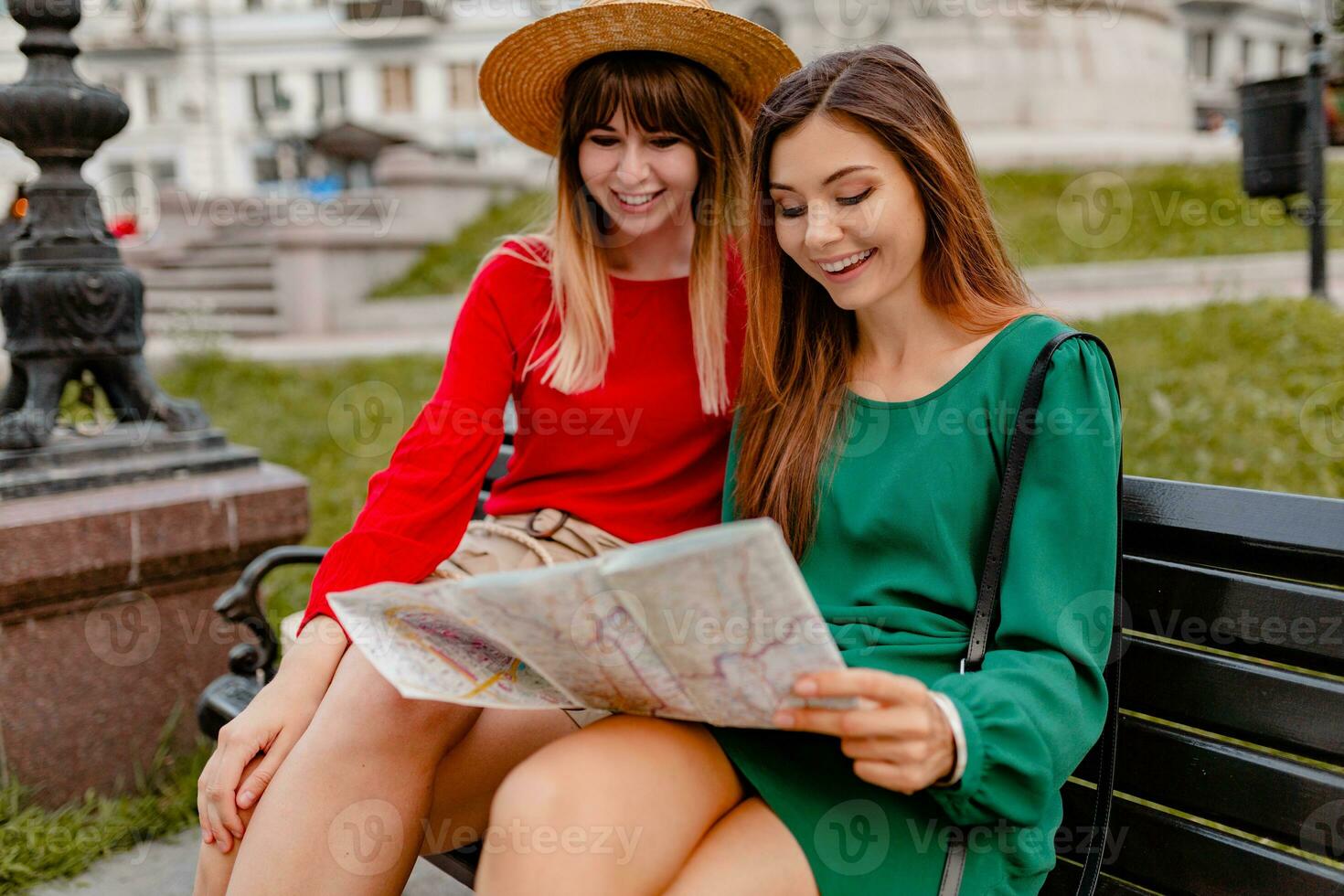 élégant Jeune femmes en voyageant ensemble été mode style photo