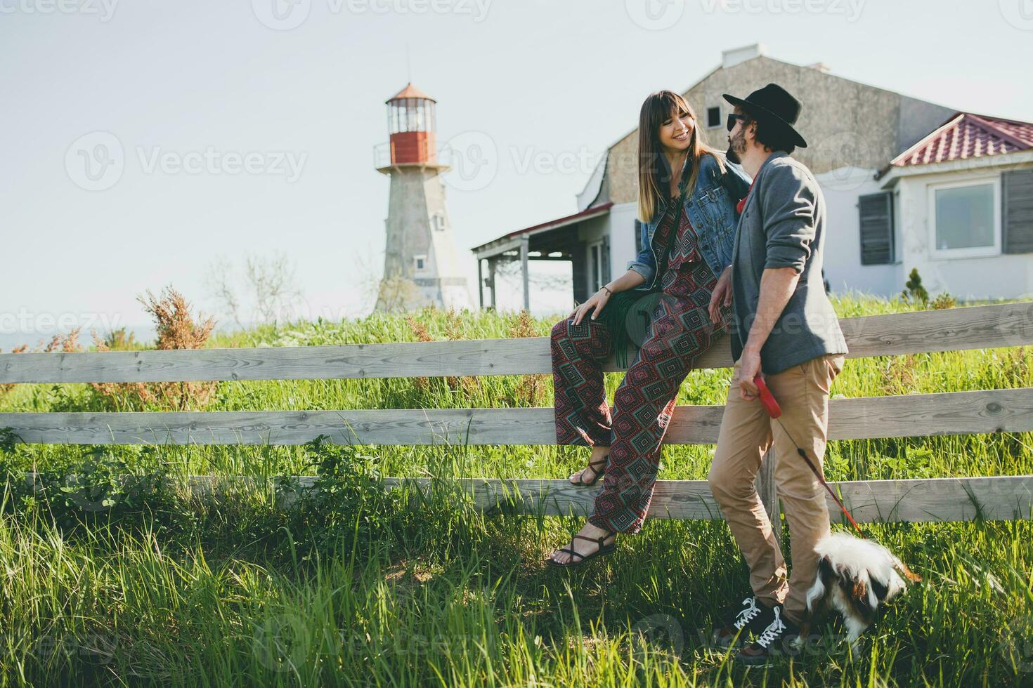 Jeune élégant branché couple dans l'amour en marchant avec chien dans campagne, ayant amusement photo