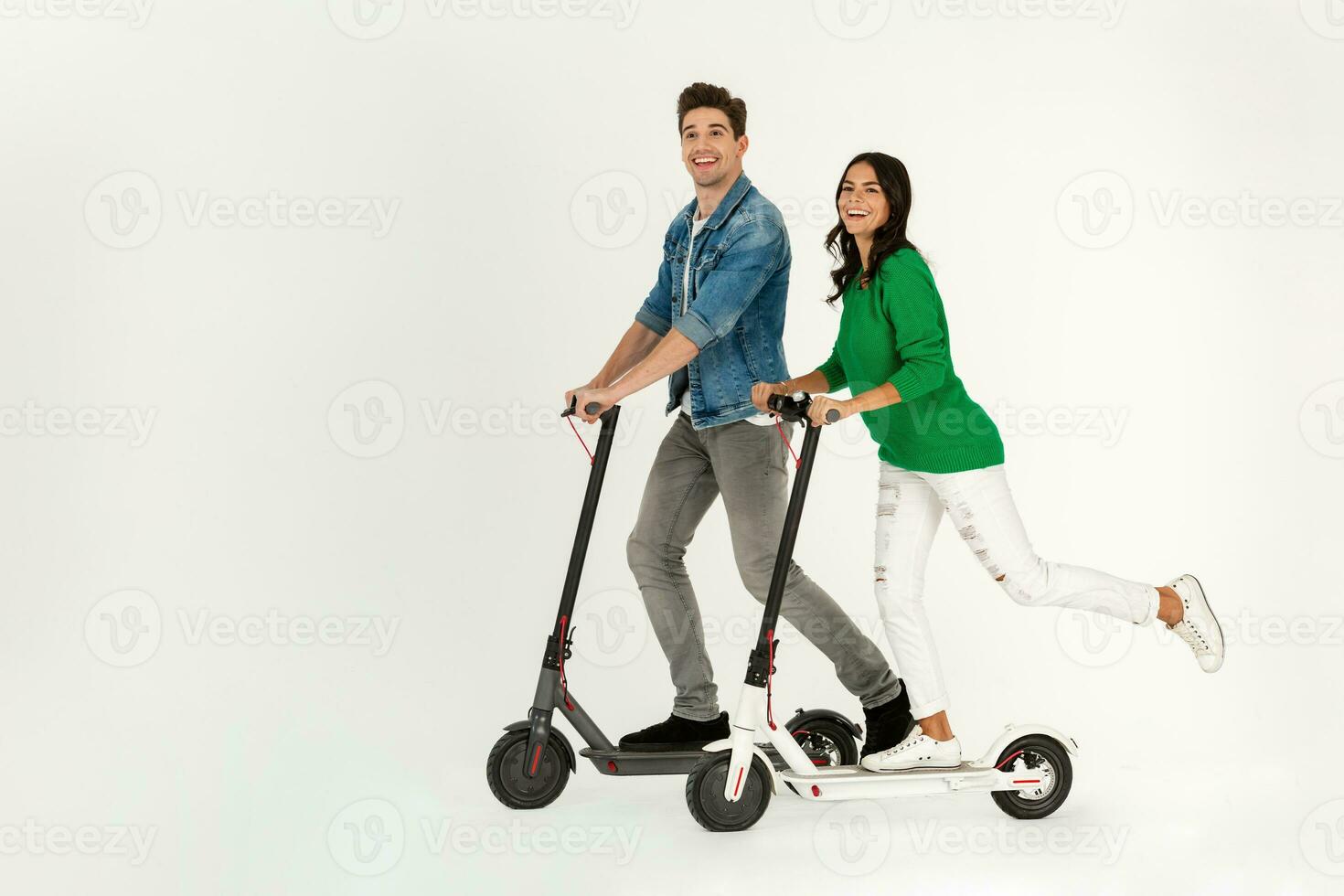 une couple équitation sur électrique donner un coup scooter isolé sur blanc studio Contexte photo