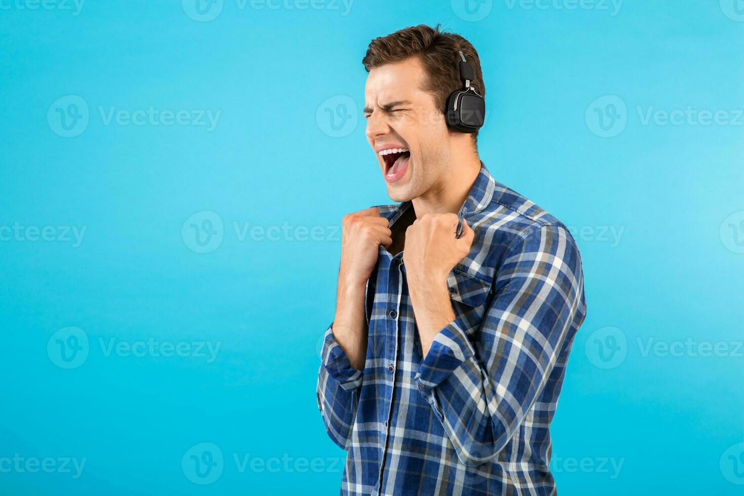 élégant Jeune homme écoute à la musique sur sans fil écouteurs photo