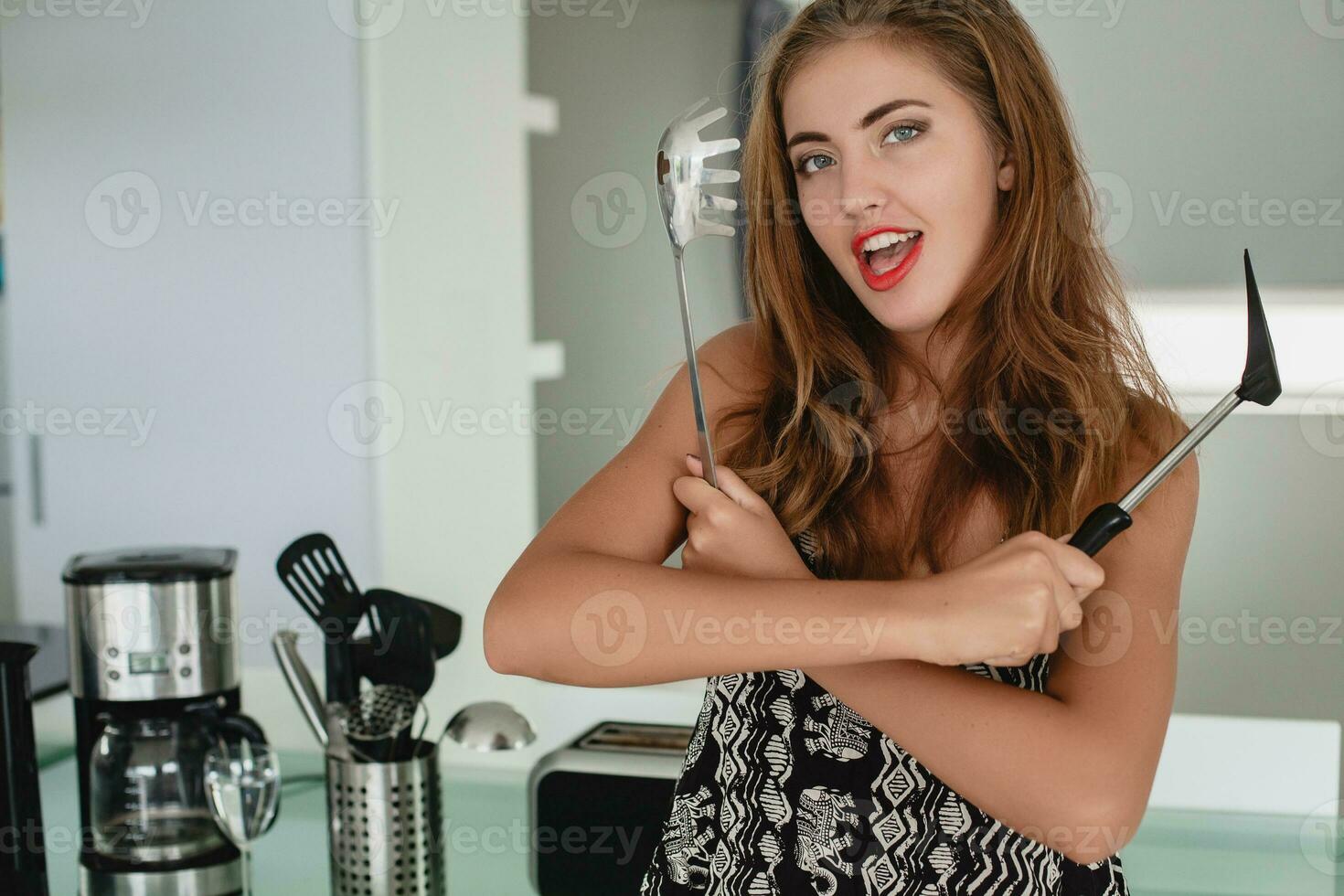 Jeune svelte magnifique femme séance sur cuisine table marrant sexy, femme au foyer, sensuel, manger chambre, Ménage appareils électroménagers, maigre corps, bronzé peau photo