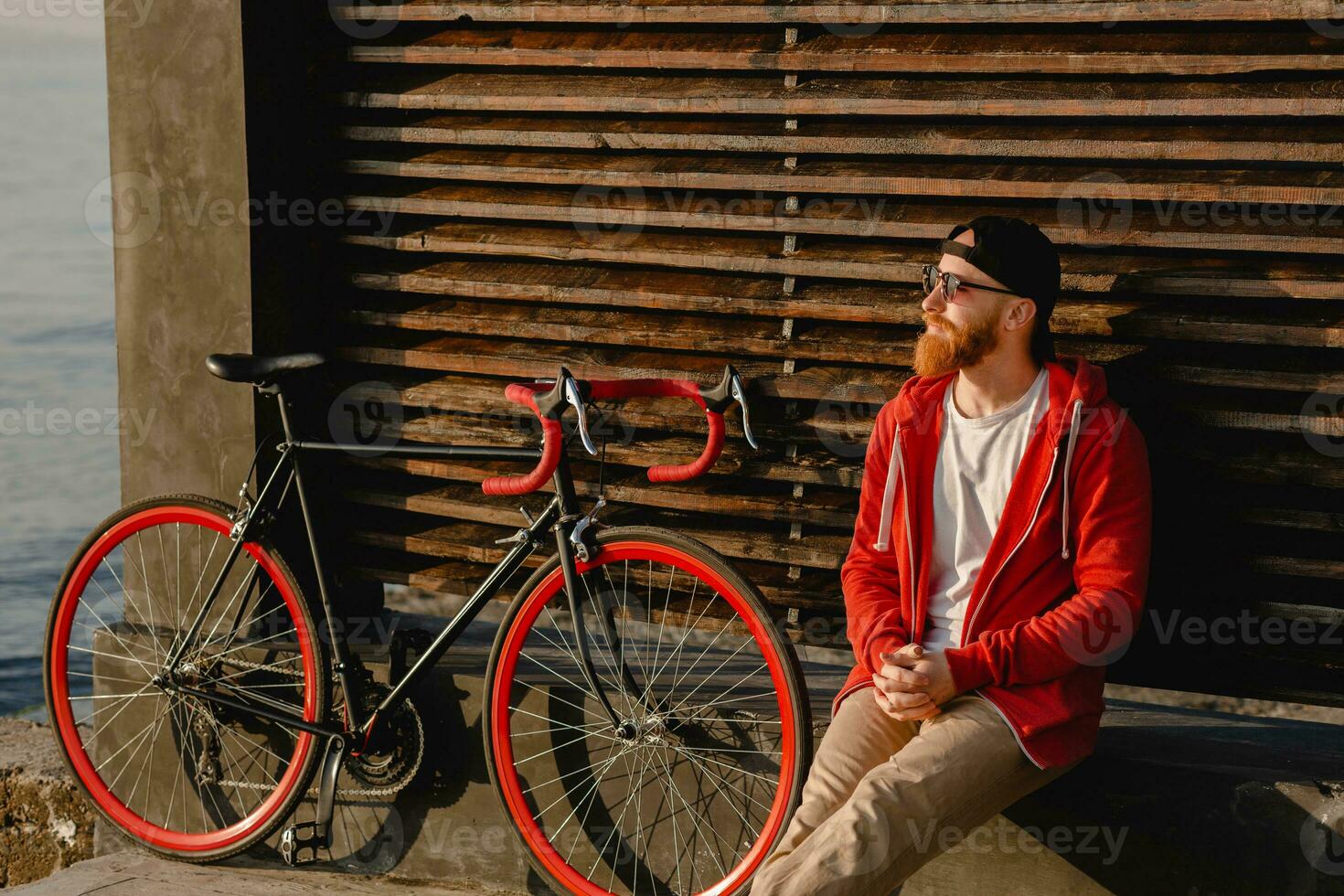 Beau barbu homme en voyageant avec vélo dans Matin photo