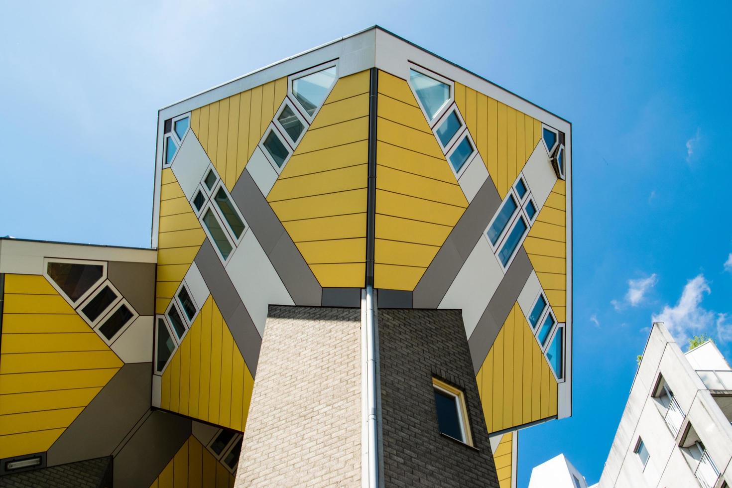 vue des maisons cubiques à rotterdam, le 11 mai 2018 photo