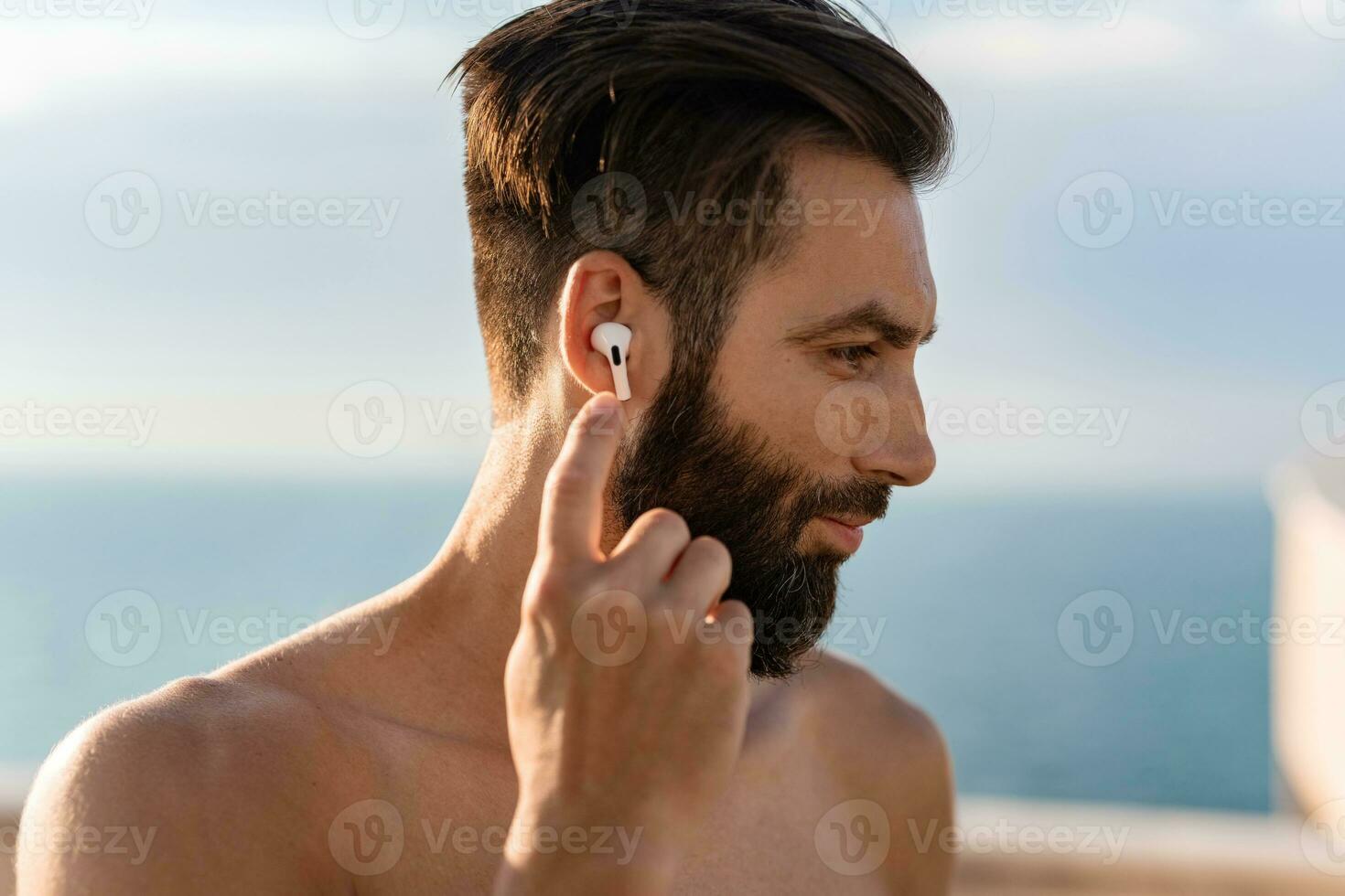 attrayant beau homme torse nu avec athlétique fort corps Aller sur Matin aptitude faire des exercices photo