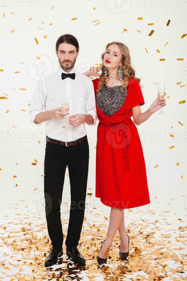 magnifique élégant couple dans l'amour célébrer Nouveau année photo