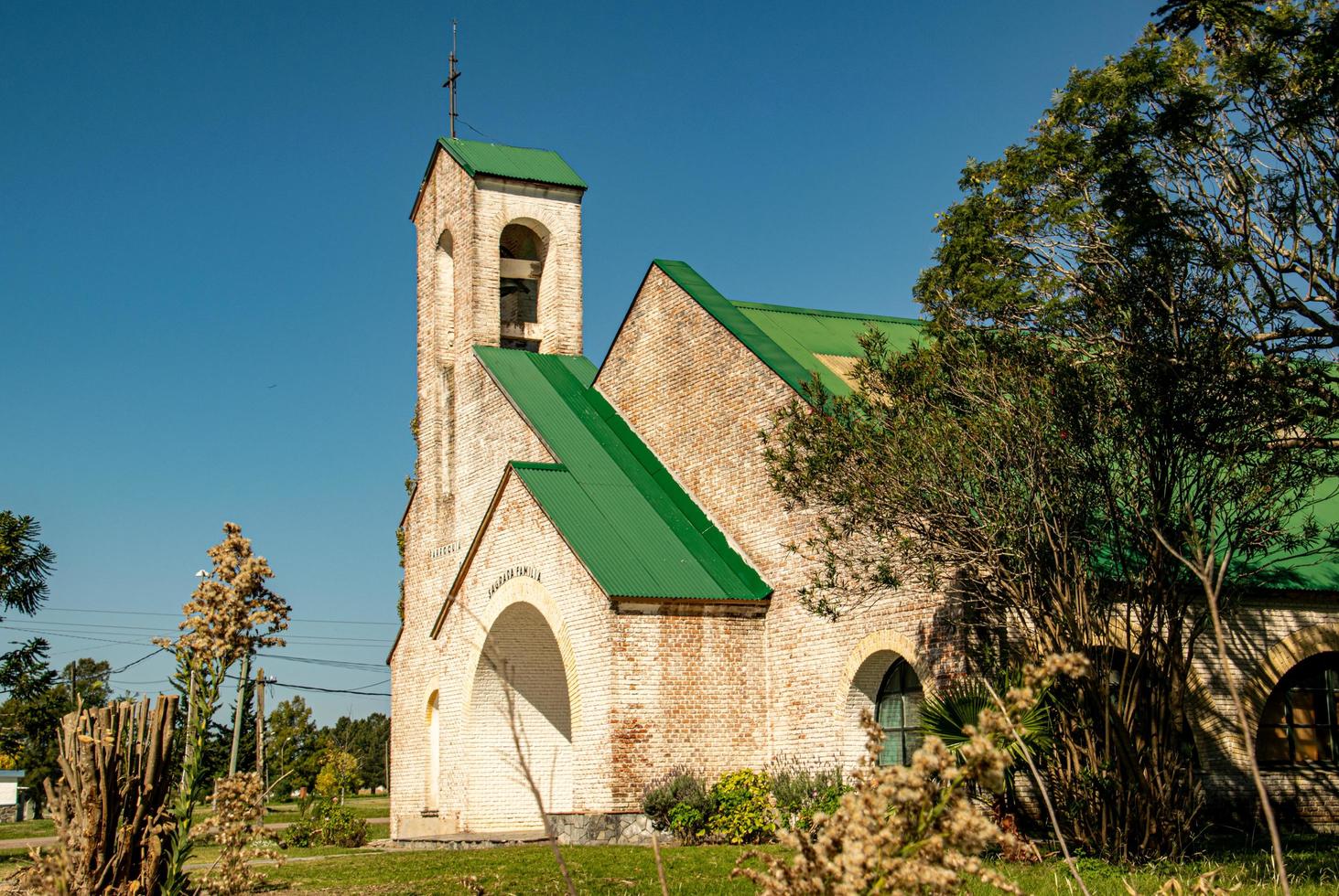 église au toit vert photo