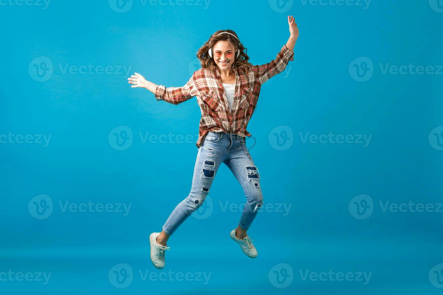 attrayant femme dans de bonne humeur sorti ambiance écoute à la musique dans écouteurs photo