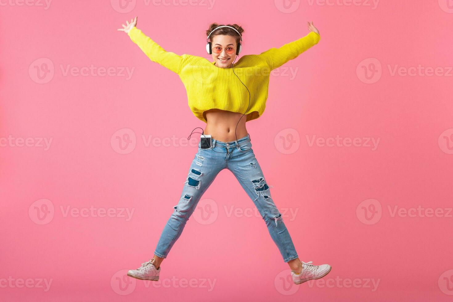 attrayant femme dans de bonne humeur sorti ambiance écoute à la musique dans écouteurs photo