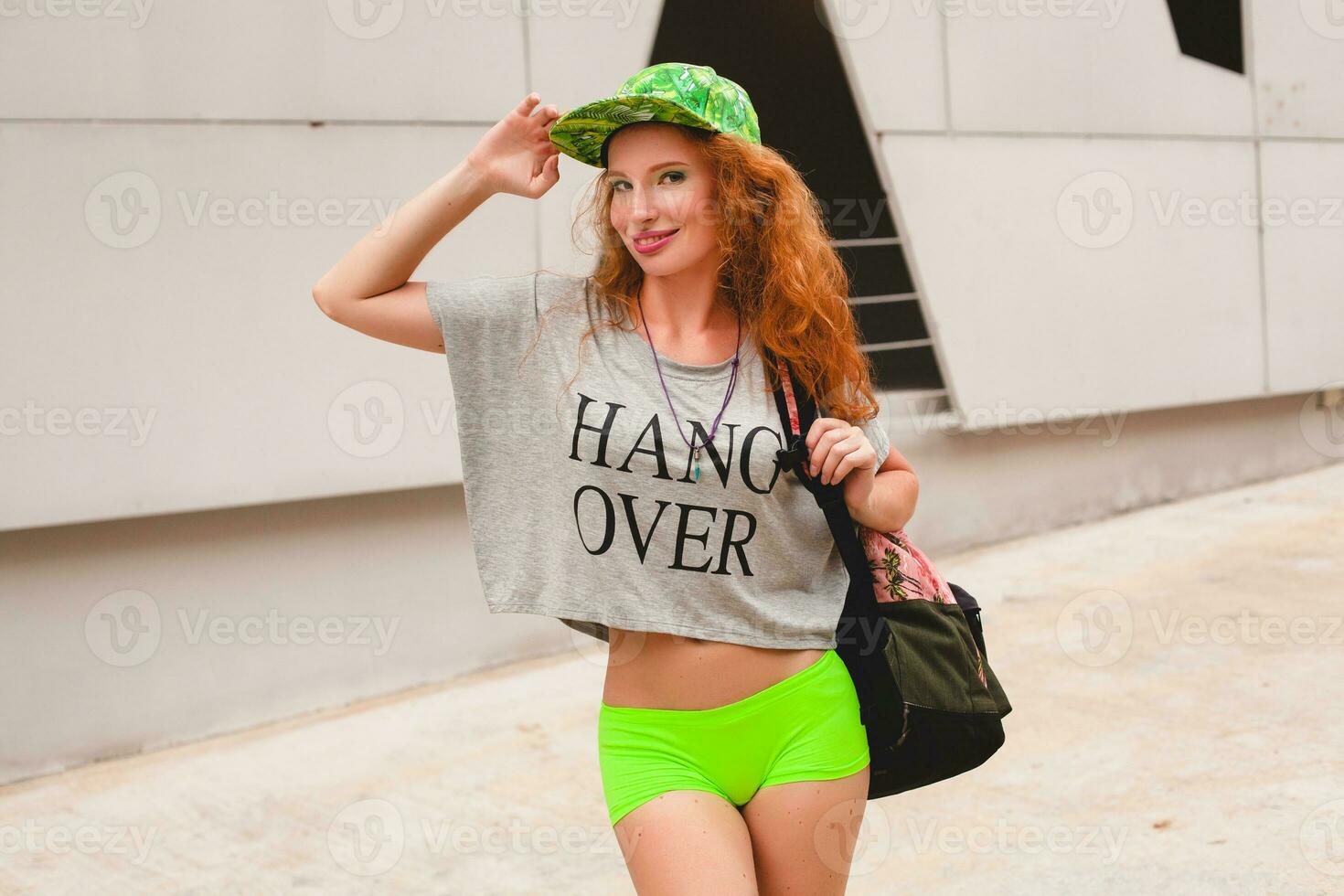 Jeune élégant branché gingembre femme, en marchant dans rue photo