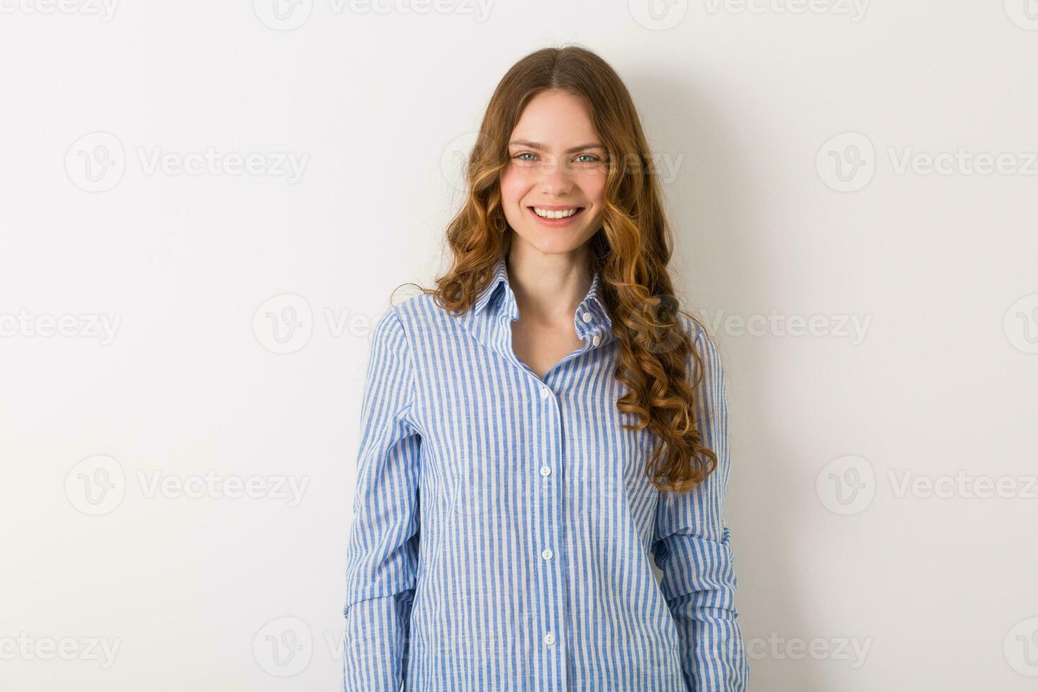 proche en haut portrait de Jeune Naturel jolie femme avec frisé coiffure photo