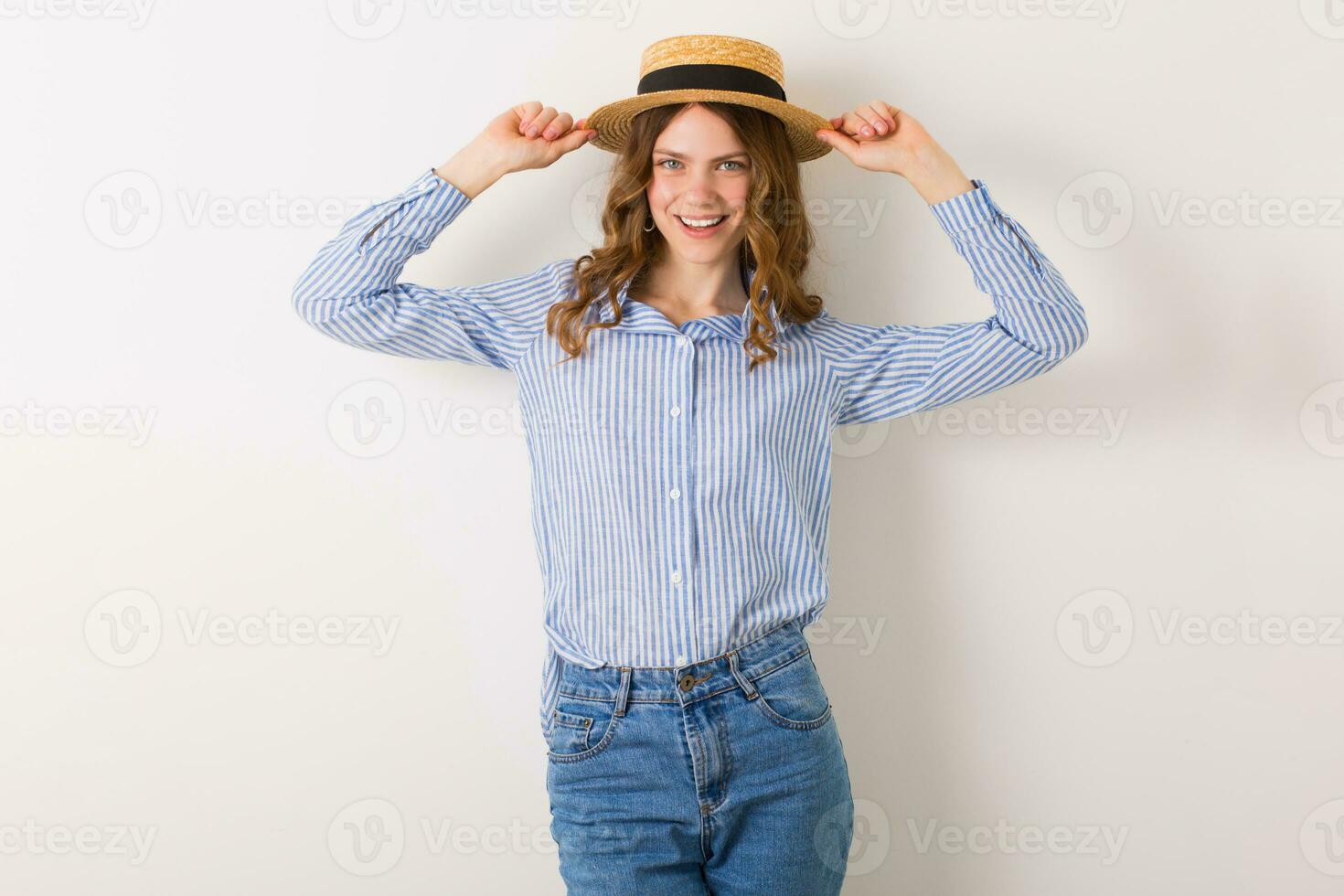 portrait de Jeune jolie femme avec paille chapeau jeans bleu coton chemise photo