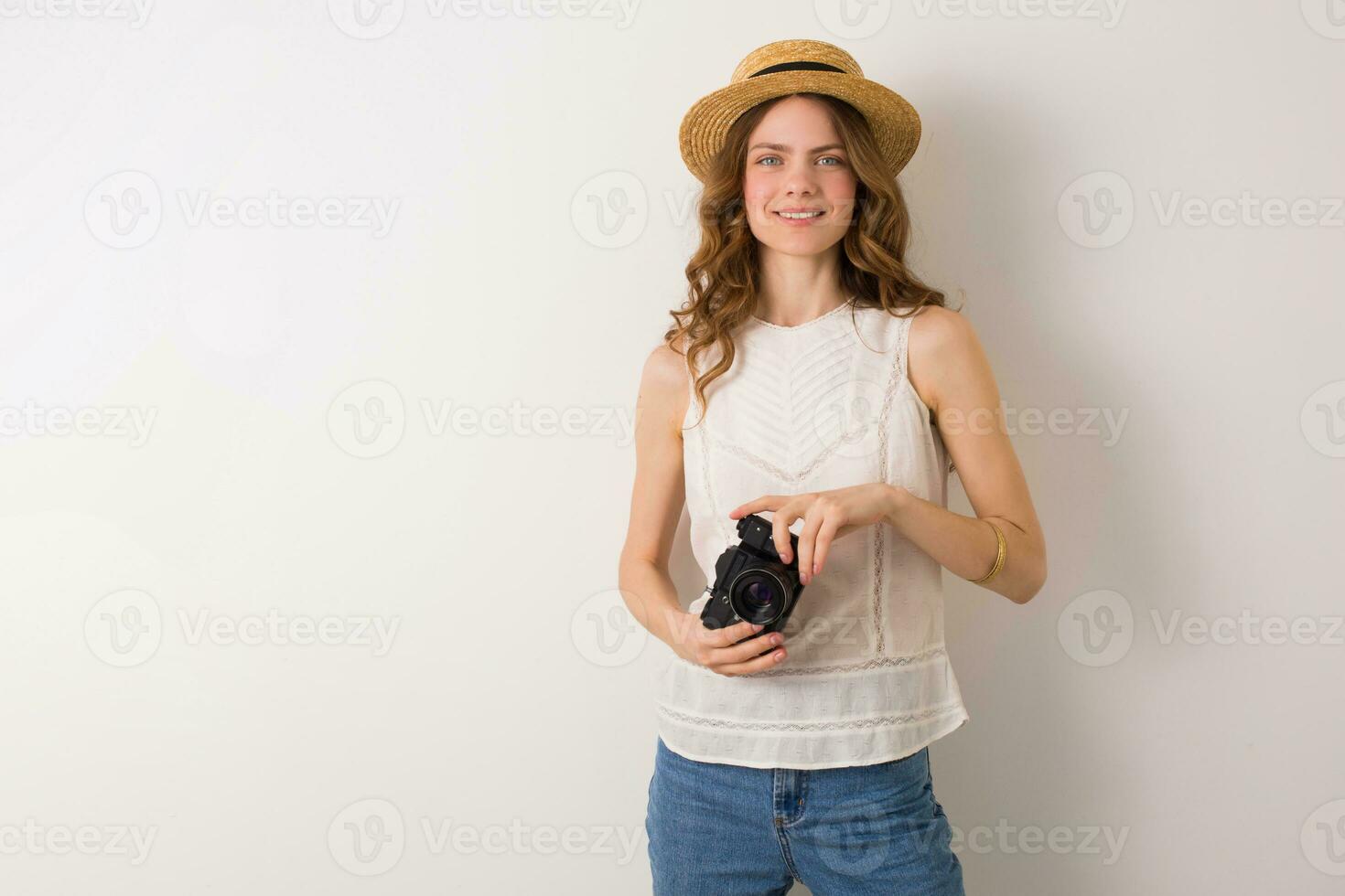 Jeune jolie femme dans été vacances style tenue en portant ancien photo caméra