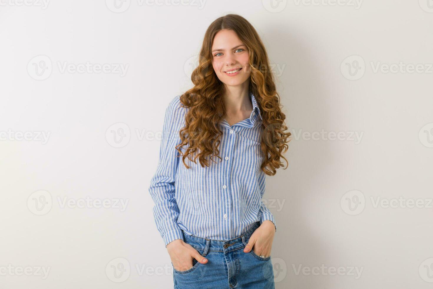 portrait de frisé jolie Jeune femme avec blond culry longue cheveux photo