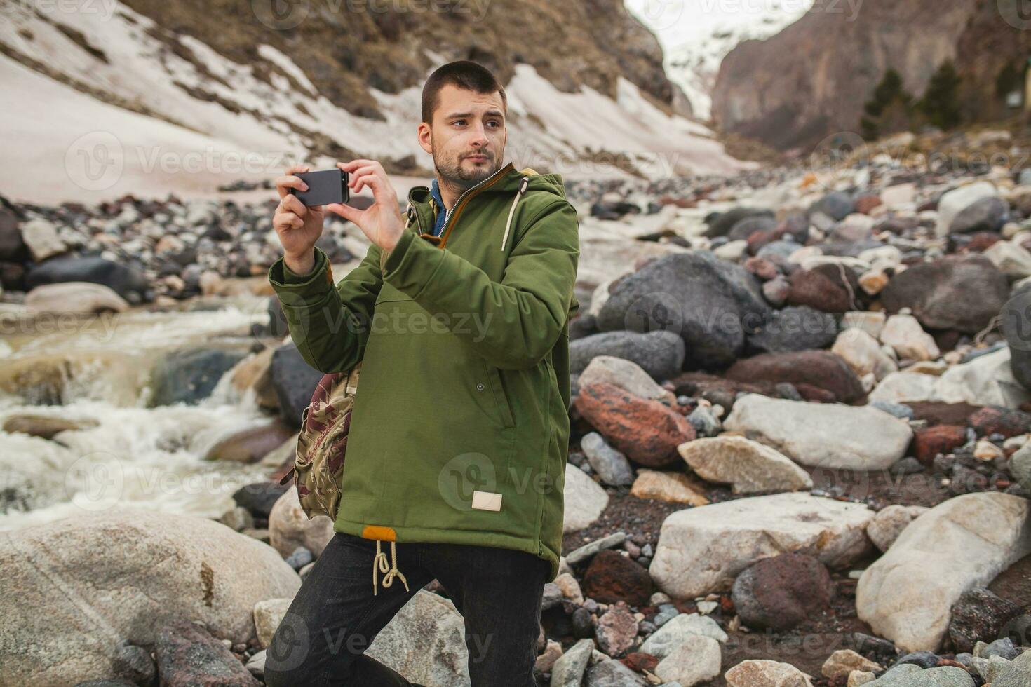 Jeune branché homme randonnée dans montagnes photo