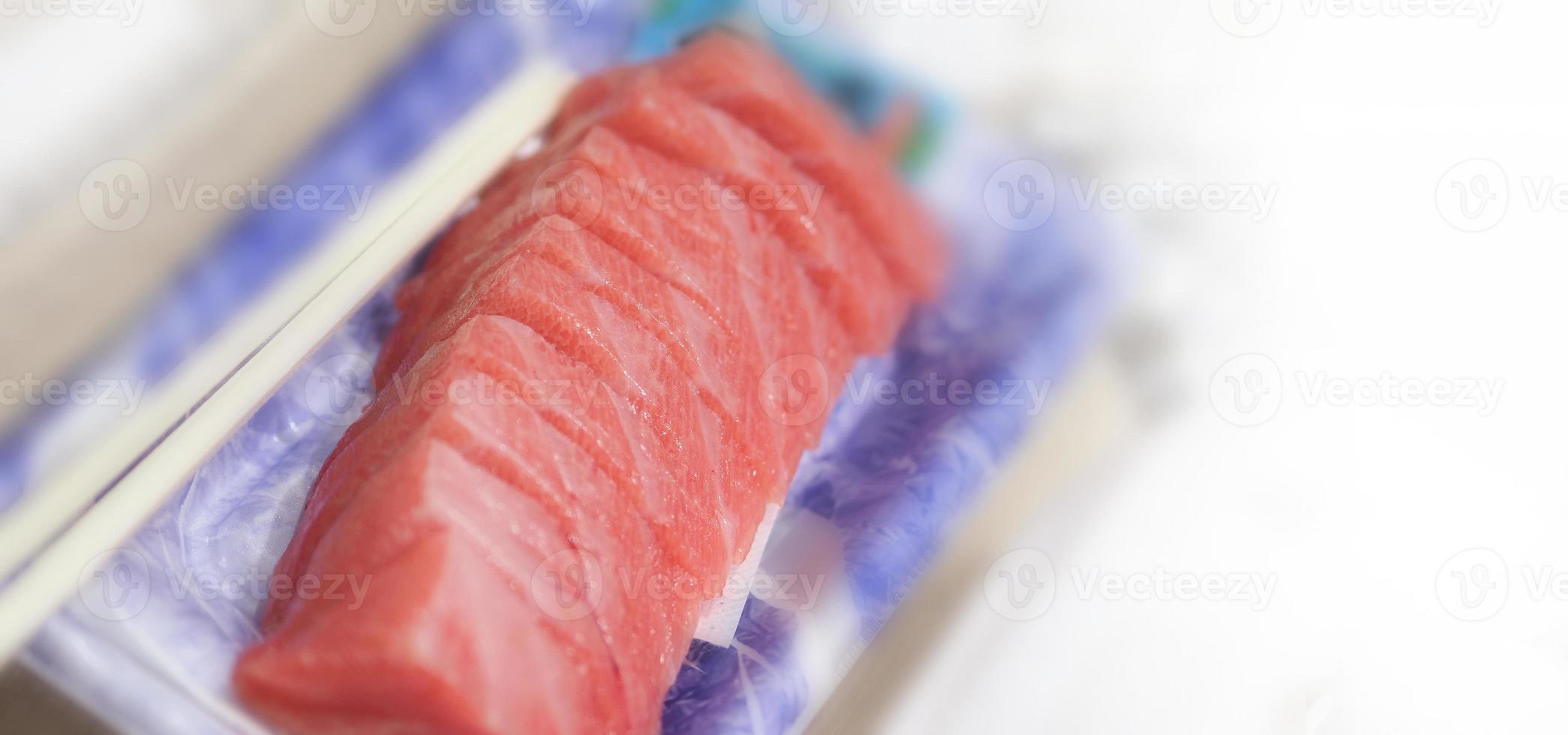 sashimis de thon. otoro sashimi sur plaque photo