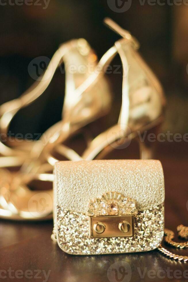 luxe mode femme accessoires, d'or talon des chaussures photo