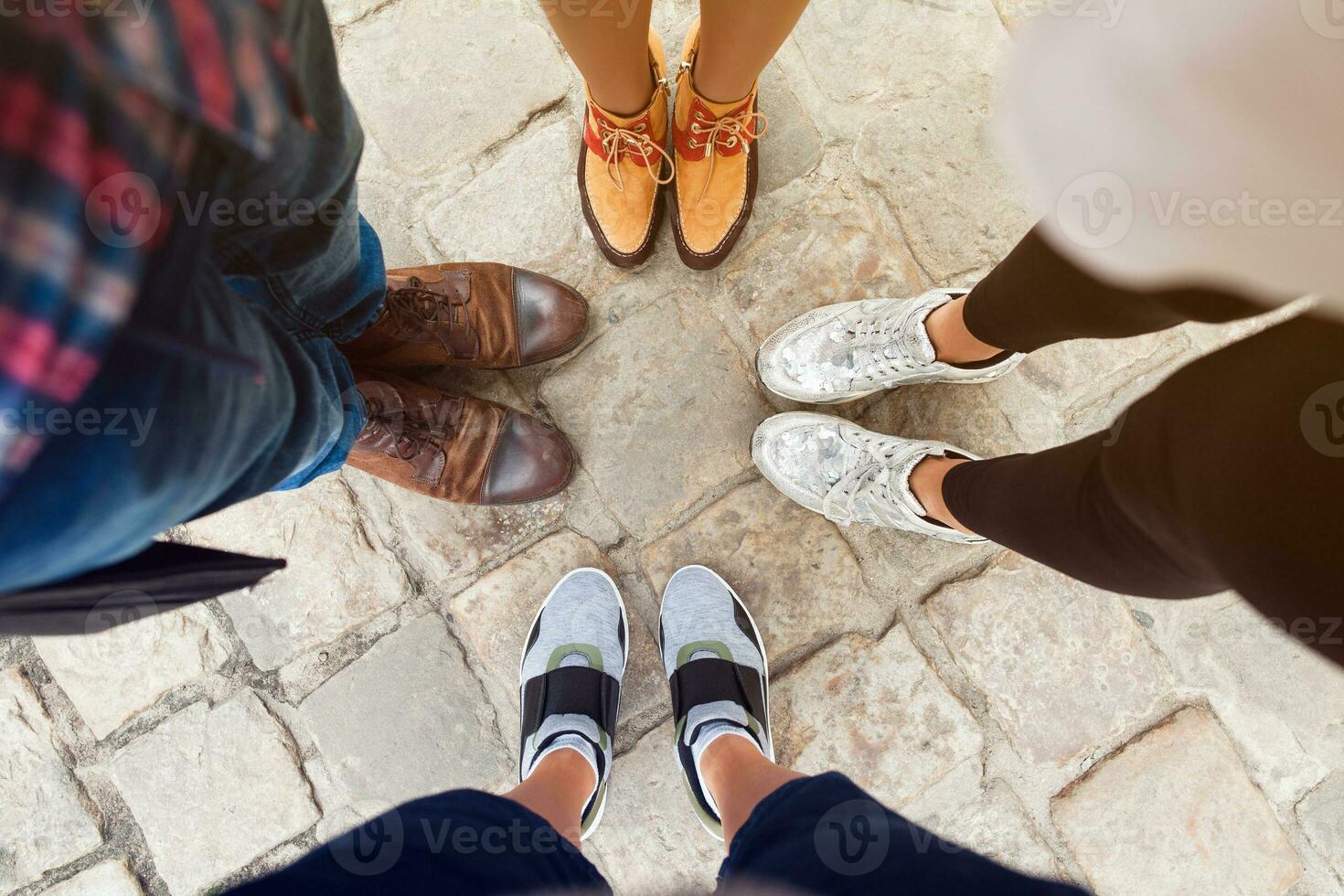 entreprise de copains portant différent des chaussures photo