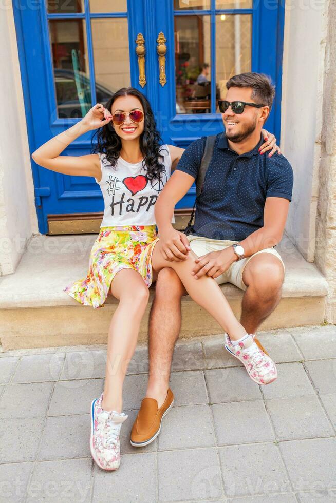 Jeune magnifique branché couple dans l'amour séance sur vieux ville rue photo