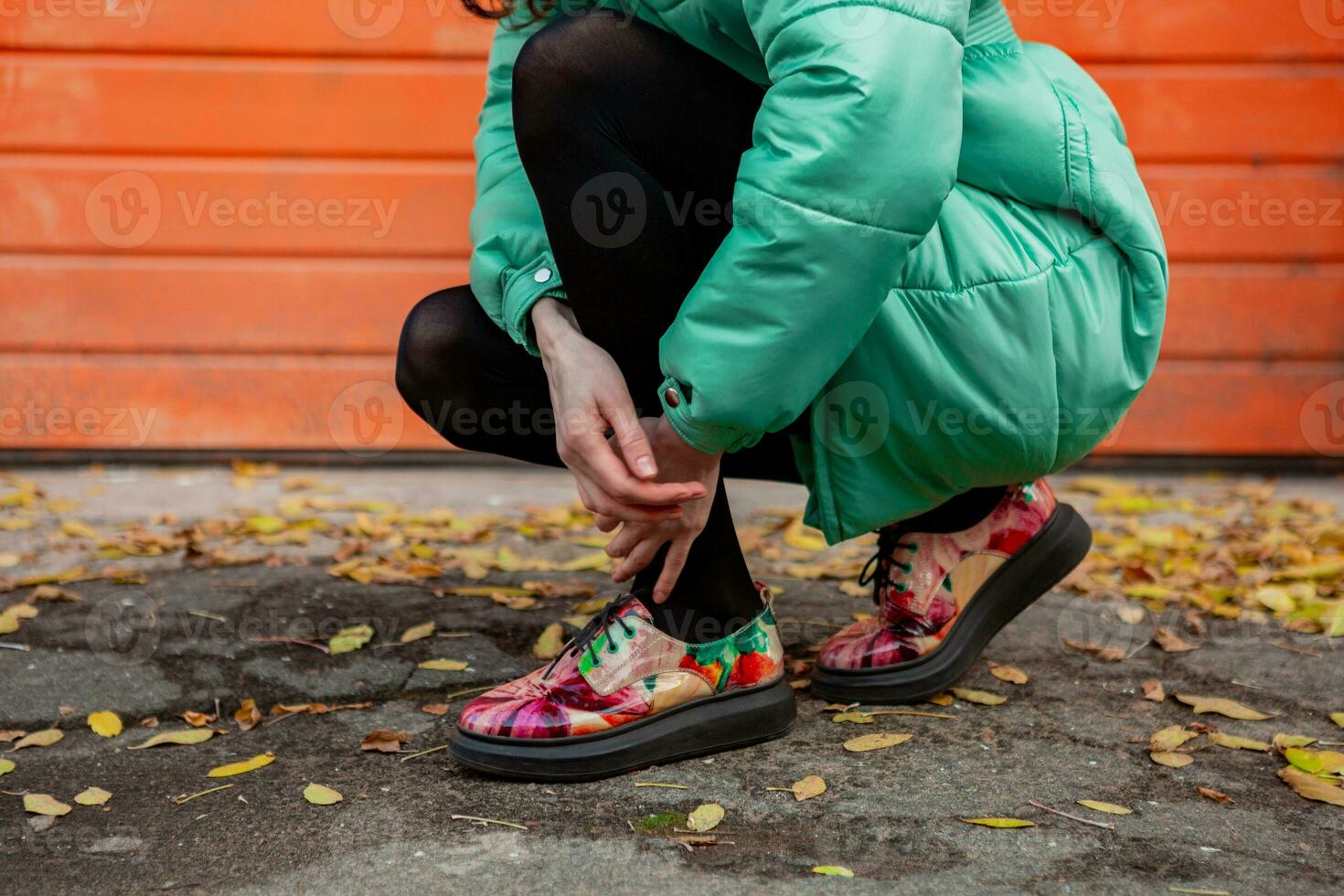 élégant femme dans hiver l'automne mode tendance puffer manteau photo