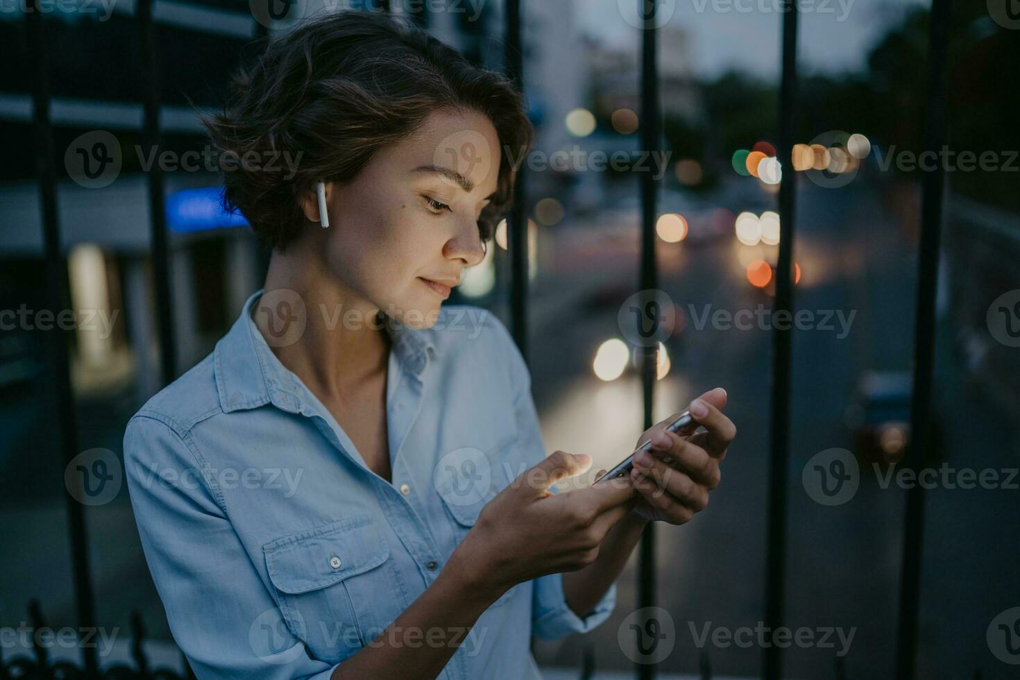 attrayant élégant femme en marchant dans rue en utilisant téléphone intelligent photo