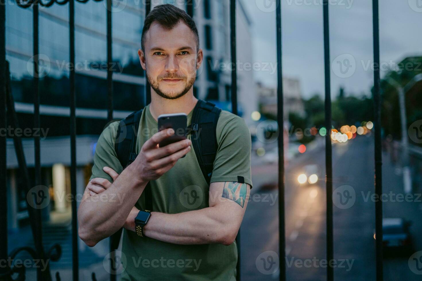 Beau branché homme en marchant dans rue photo