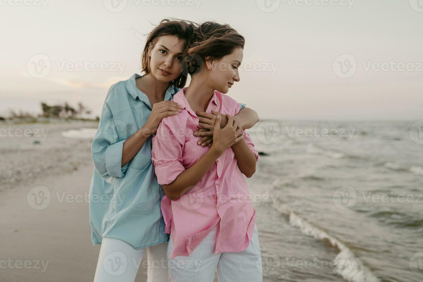 deux Jeune femmes ayant amusement sur le plage photo