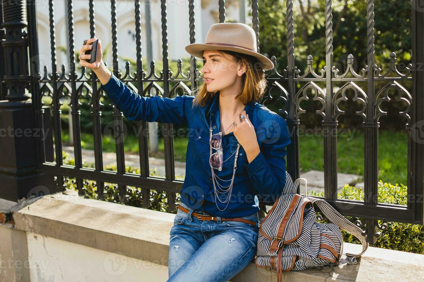 Jeune élégant jolie content femme souriant et en portant téléphone photo