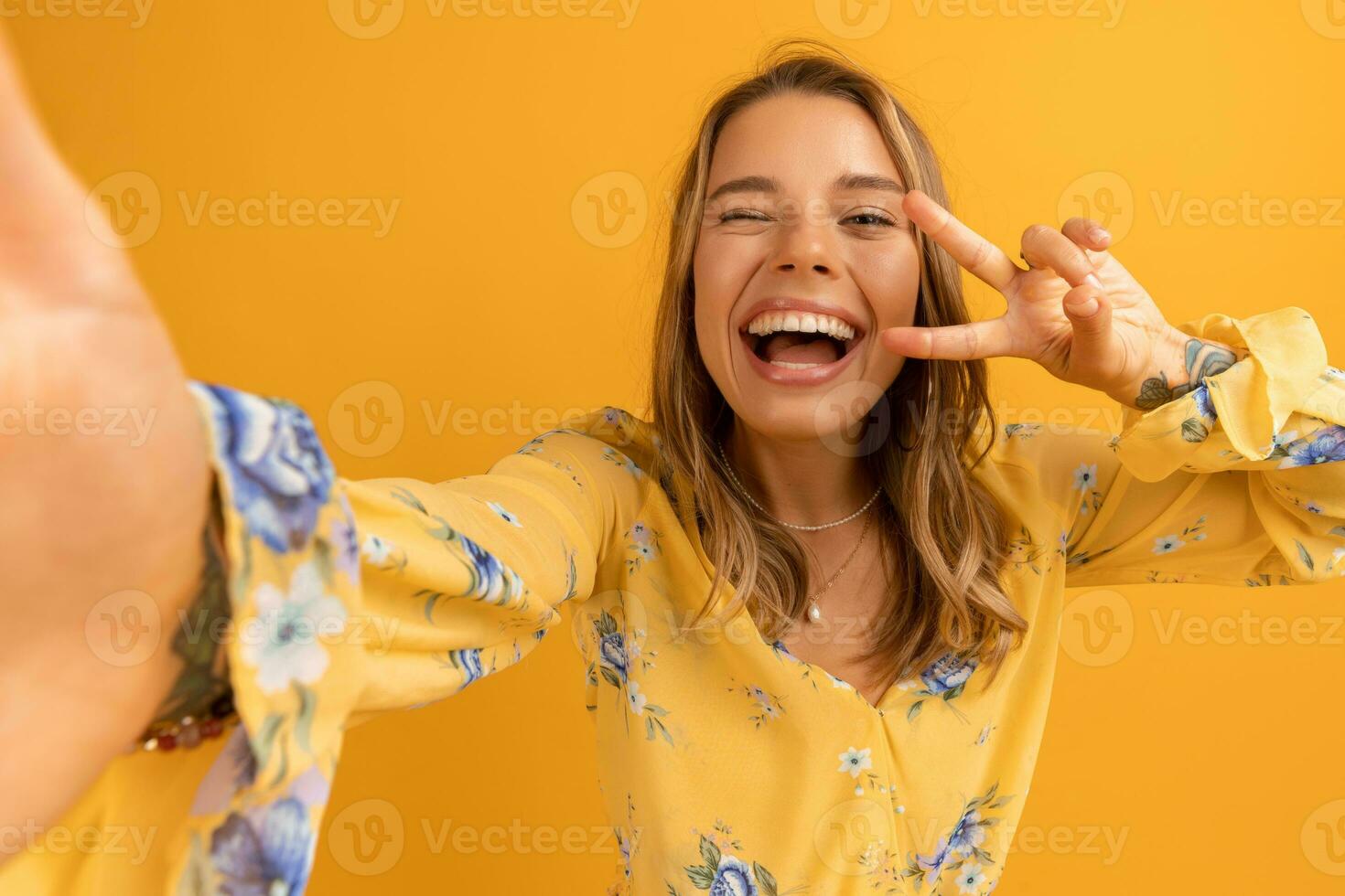 magnifique attrayant souriant femme dans Jaune chemise souriant content visage photo